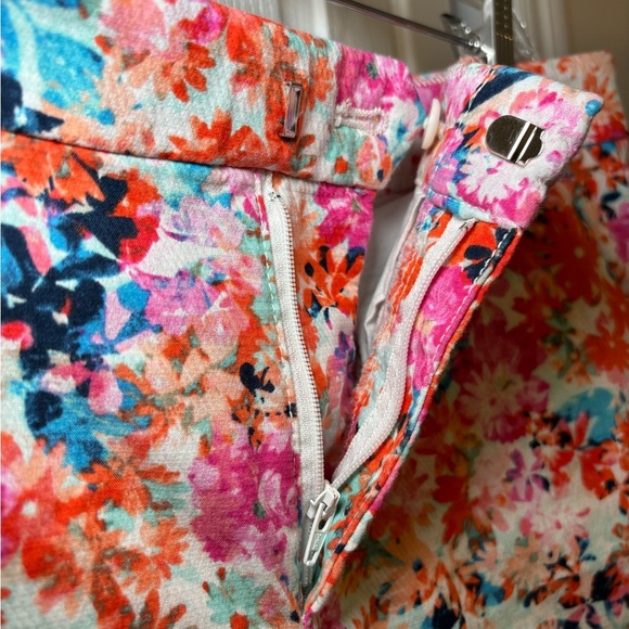 J. Crew - Breathable Tropical Soft Casual Textured Twill Floral Shorts in Size 4 - Picture 7 of 10